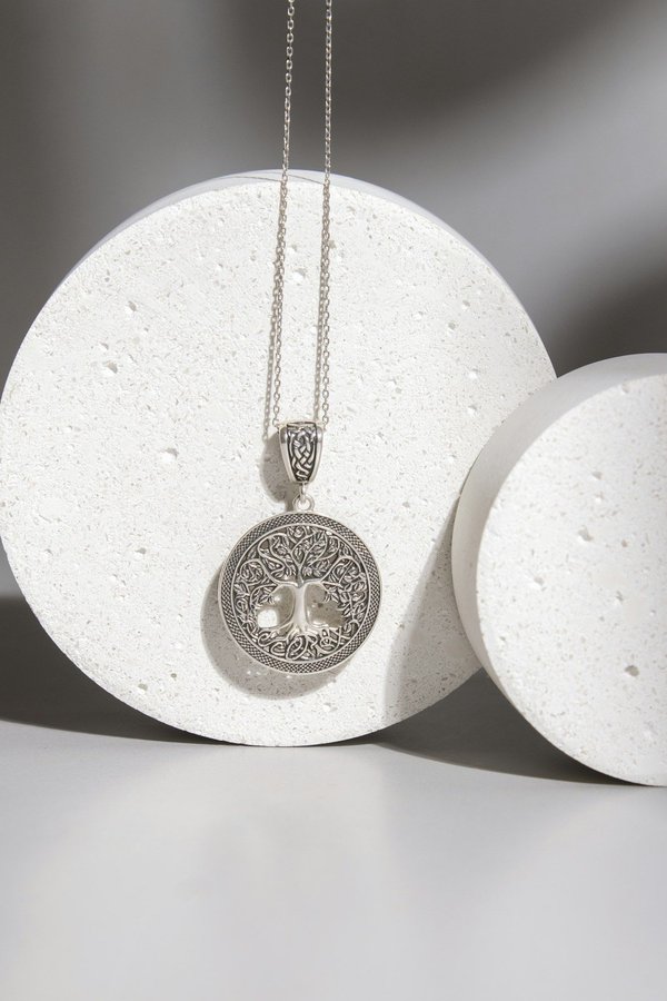 Découvrez la médaille arbre de vie : symbole de force et de croissance